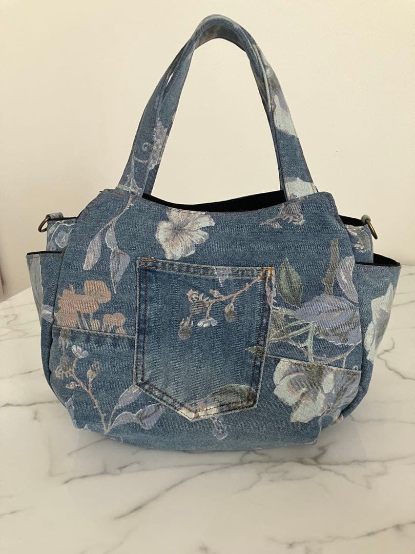 1100大きめ花柄デニムリメイクバック　ハンドメイド