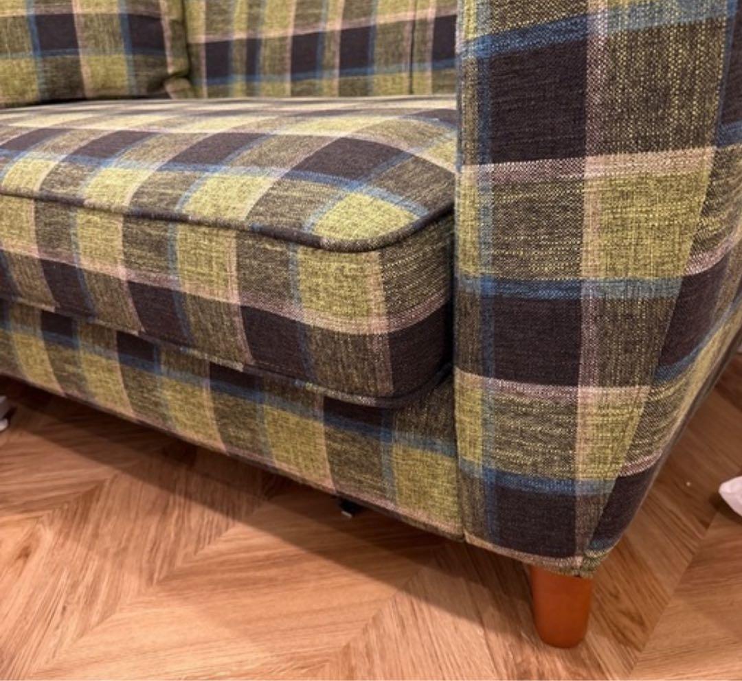 緑と黒のチェック柄コーナーソファ