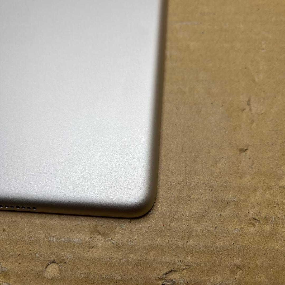 iPad 第8世代　本体　Wi-Fi +Cellular 32GB シルバー