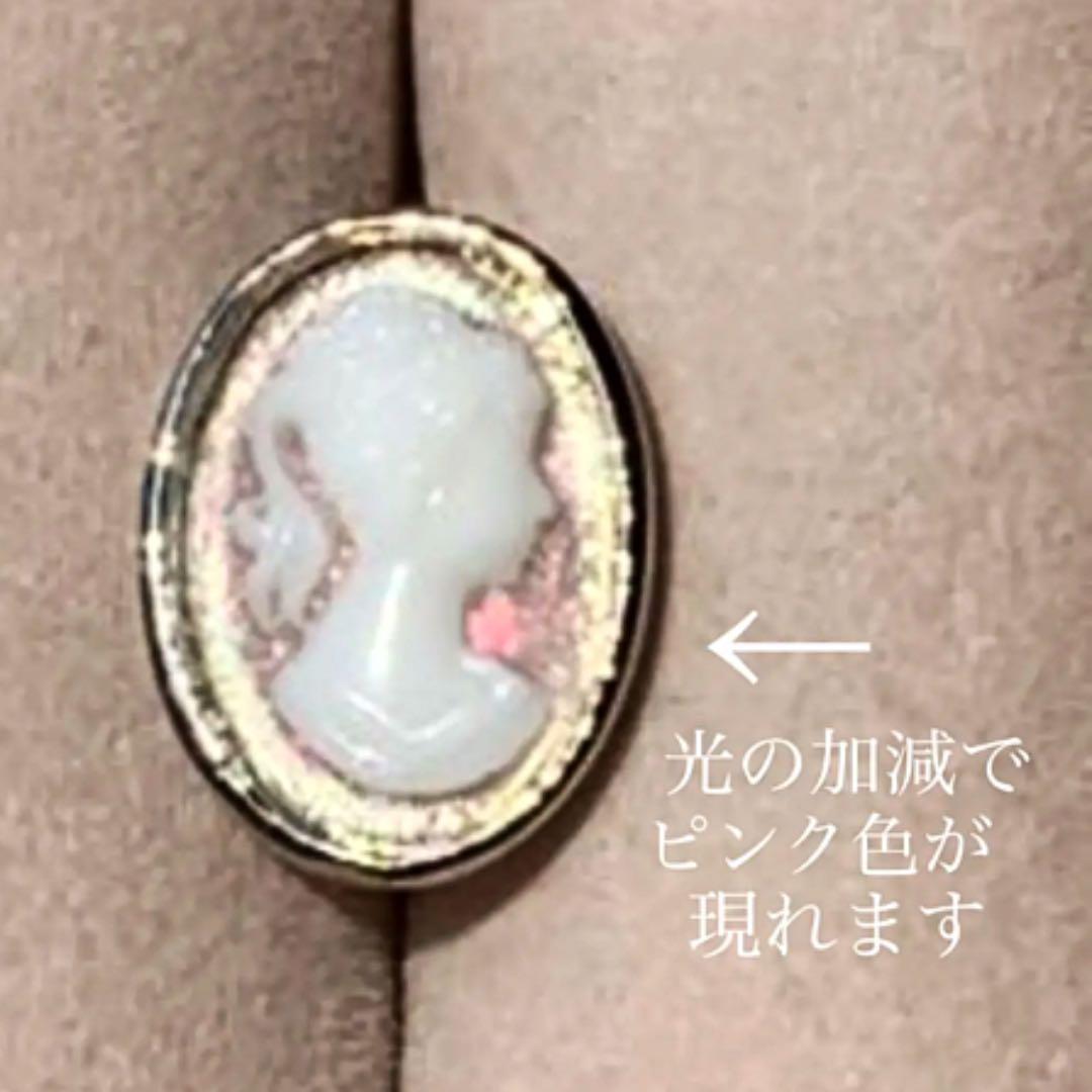 小さなカメオのイヤリング　偏光ピンク