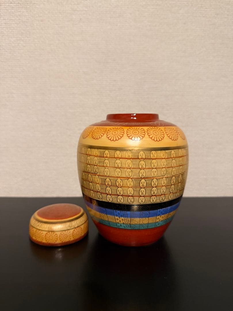 陶器の花模様壺（蓋付き）