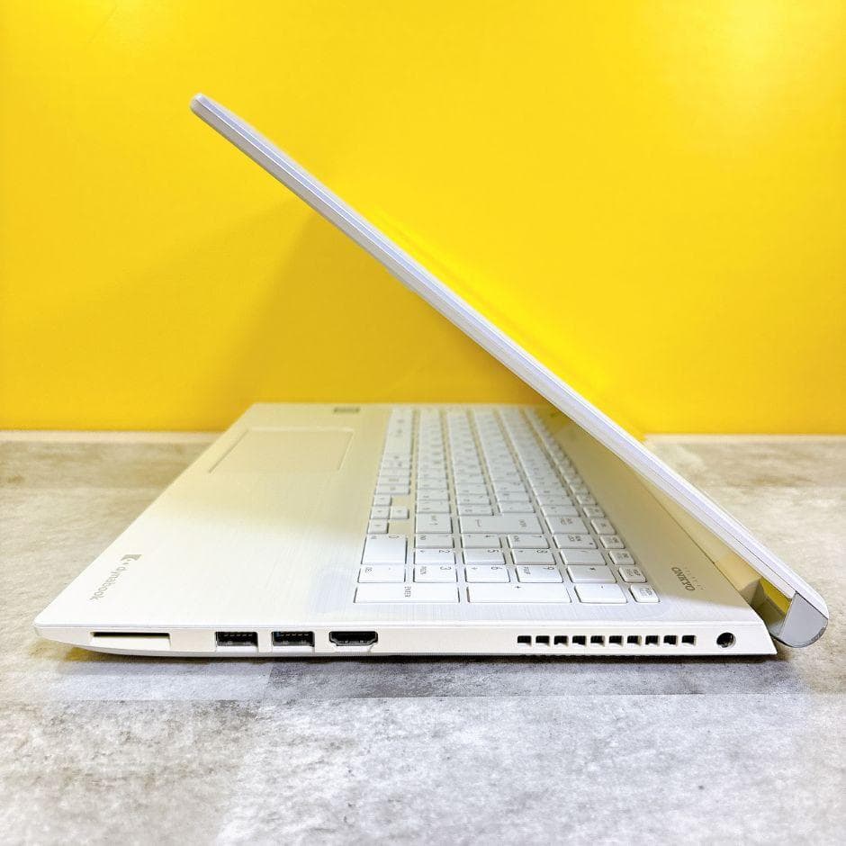 おしゃれなホワイト❣SSDでサクサク快適✨薄型ノートパソコン カメラ 動作良好♪