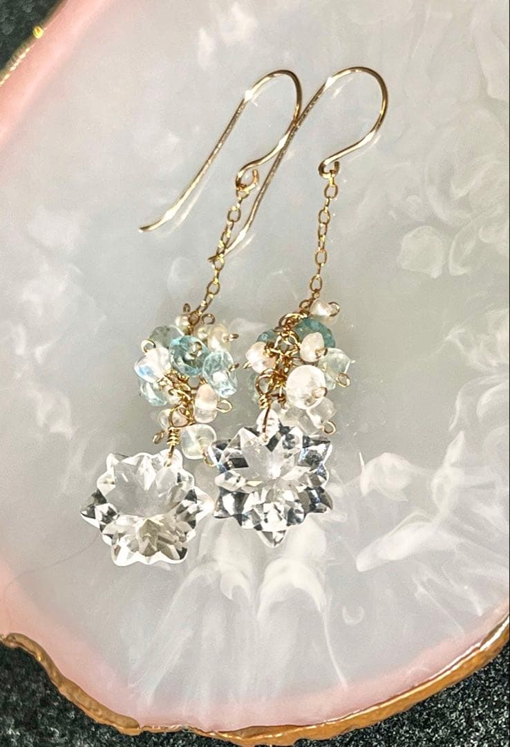 水晶の雪の結晶ピアス