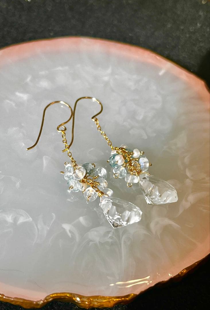 水晶の雪の結晶ピアス