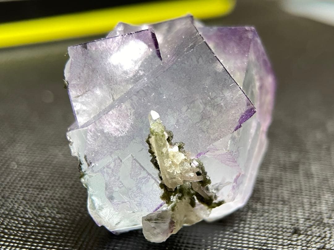 ヤオガンシャン産　薄紫フローライト原石　大粒　鉱物標本　46g