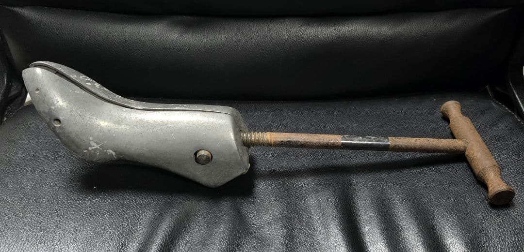 珍品か？シューキーパーのオブジェ　シルバー　古道具　骨董市　インテリア