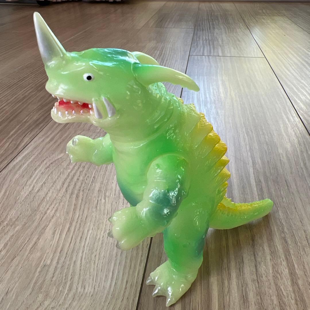 蓄光ヤモマークネロンガソフビ