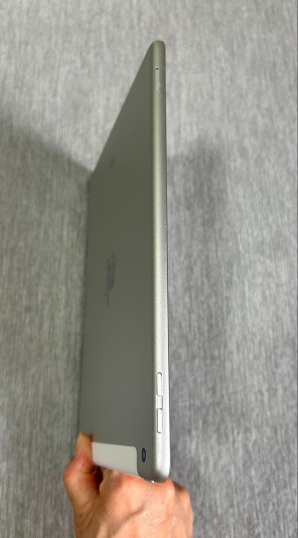 Apple iPad (第6世代) シルバー 32GB