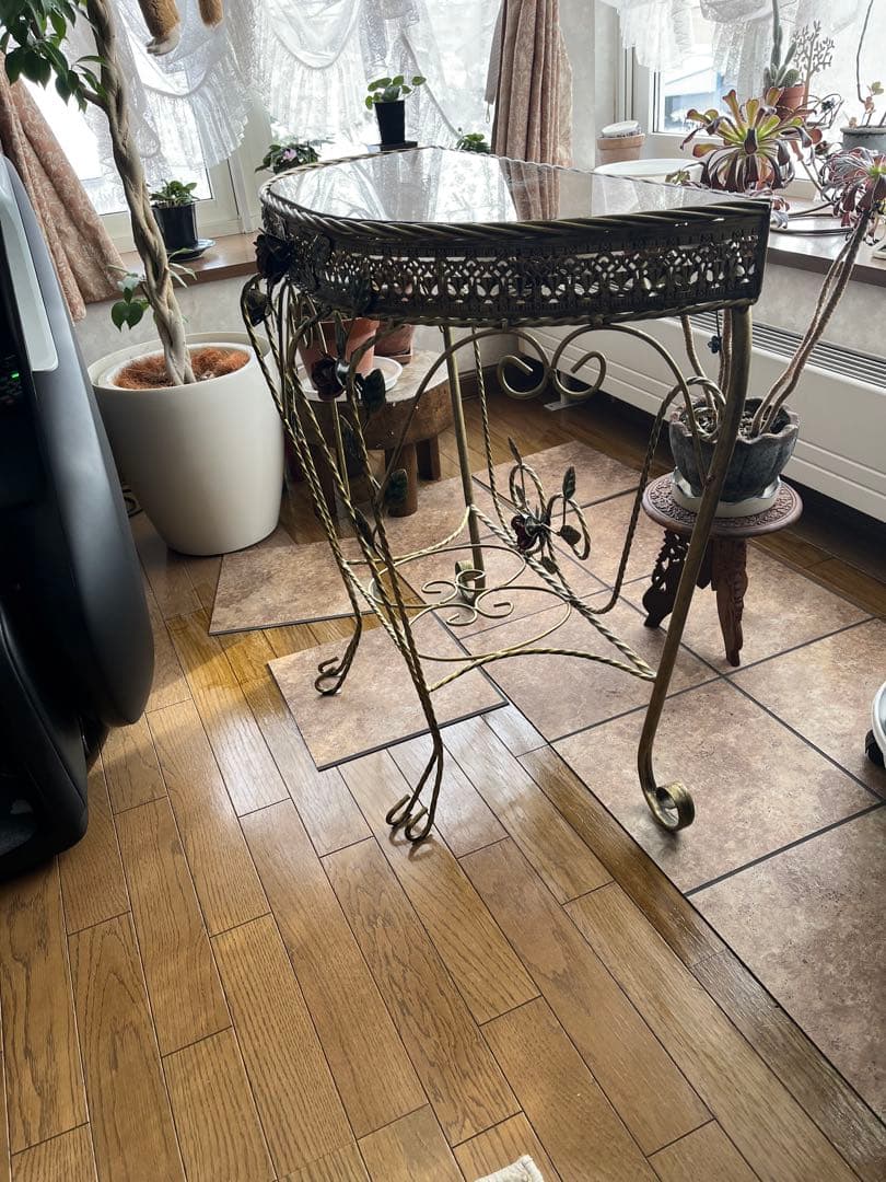 アテムです バラガラステーブル、バラアイアンテーブル、花台、フラワー台