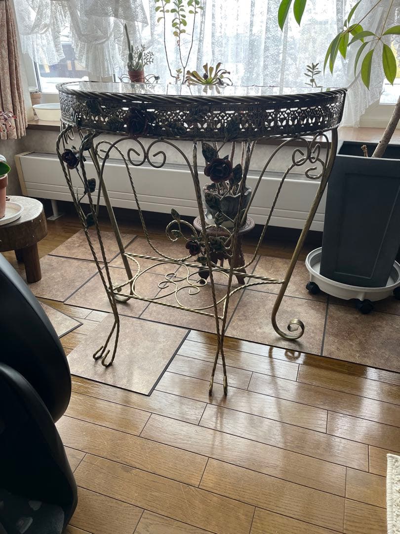アテムです バラガラステーブル、バラアイアンテーブル、花台、フラワー台