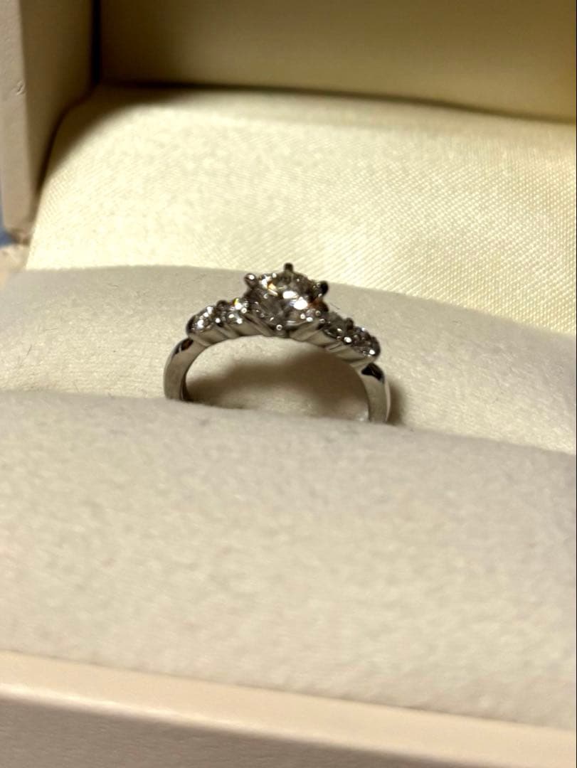 指輪 センターのダイヤのみ0.752ct　鑑定書付　6.5号ぐらいダイヤ5個