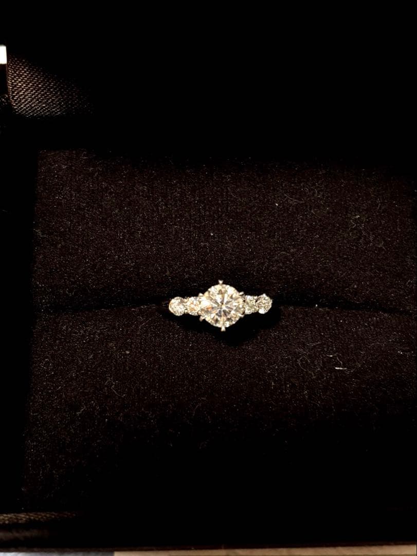 指輪 センターのダイヤのみ0.752ct　鑑定書付　6.5号ぐらいダイヤ5個