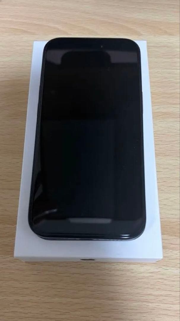美品 iPhone 15 ブラック 128 GB SIMフリー ガラスフィルム付