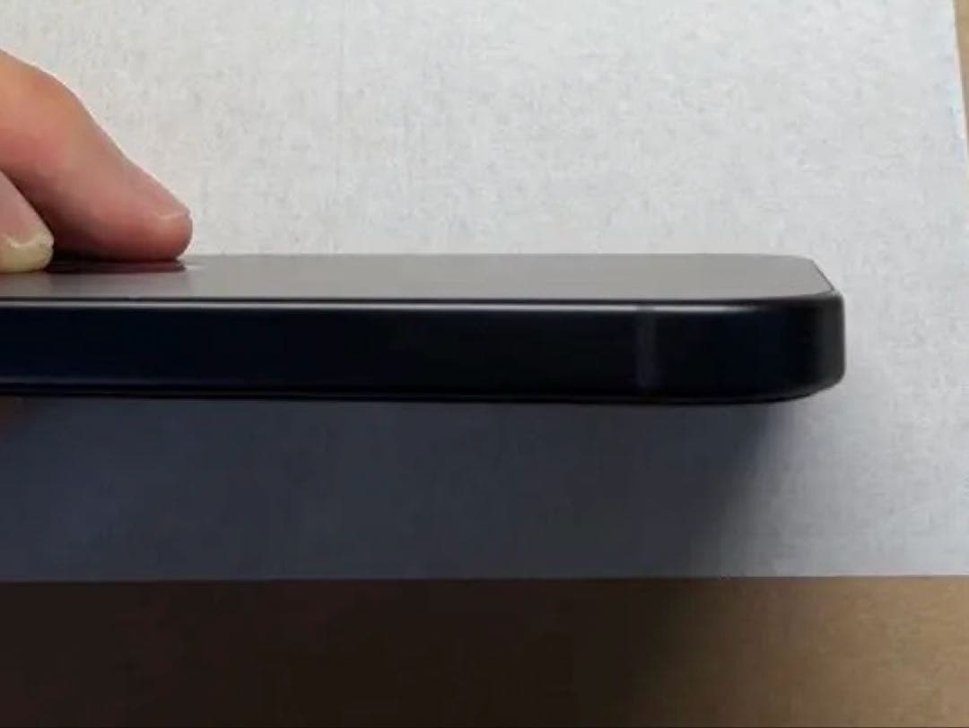 美品 iPhone 15 ブラック 128 GB SIMフリー ガラスフィルム付