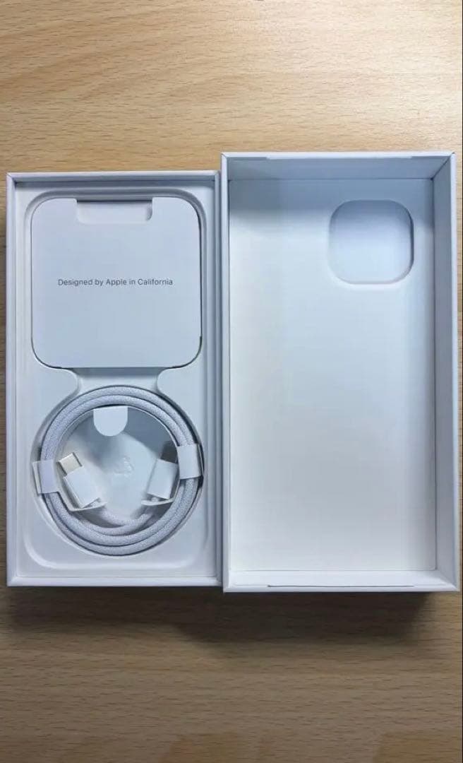 美品 iPhone 15 ブラック 128 GB SIMフリー ガラスフィルム付