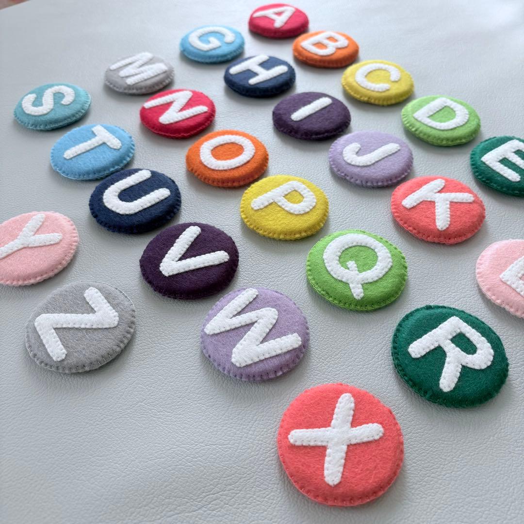 ハンドメイド　ひらがな、濁点小さい文字、アルファベット　フェルトマグネット