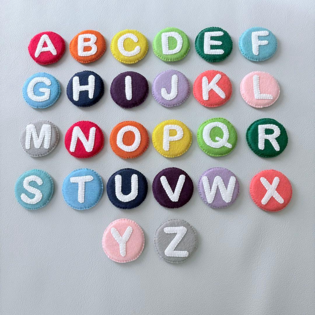 ハンドメイド　ひらがな、濁点小さい文字、アルファベット　フェルトマグネット