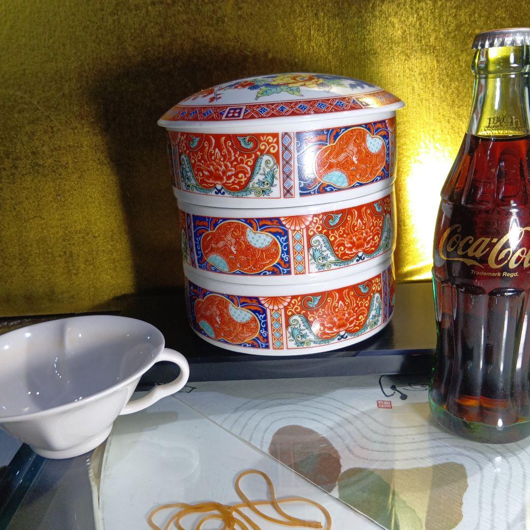 赤と青の花柄陶器3段重ね容器