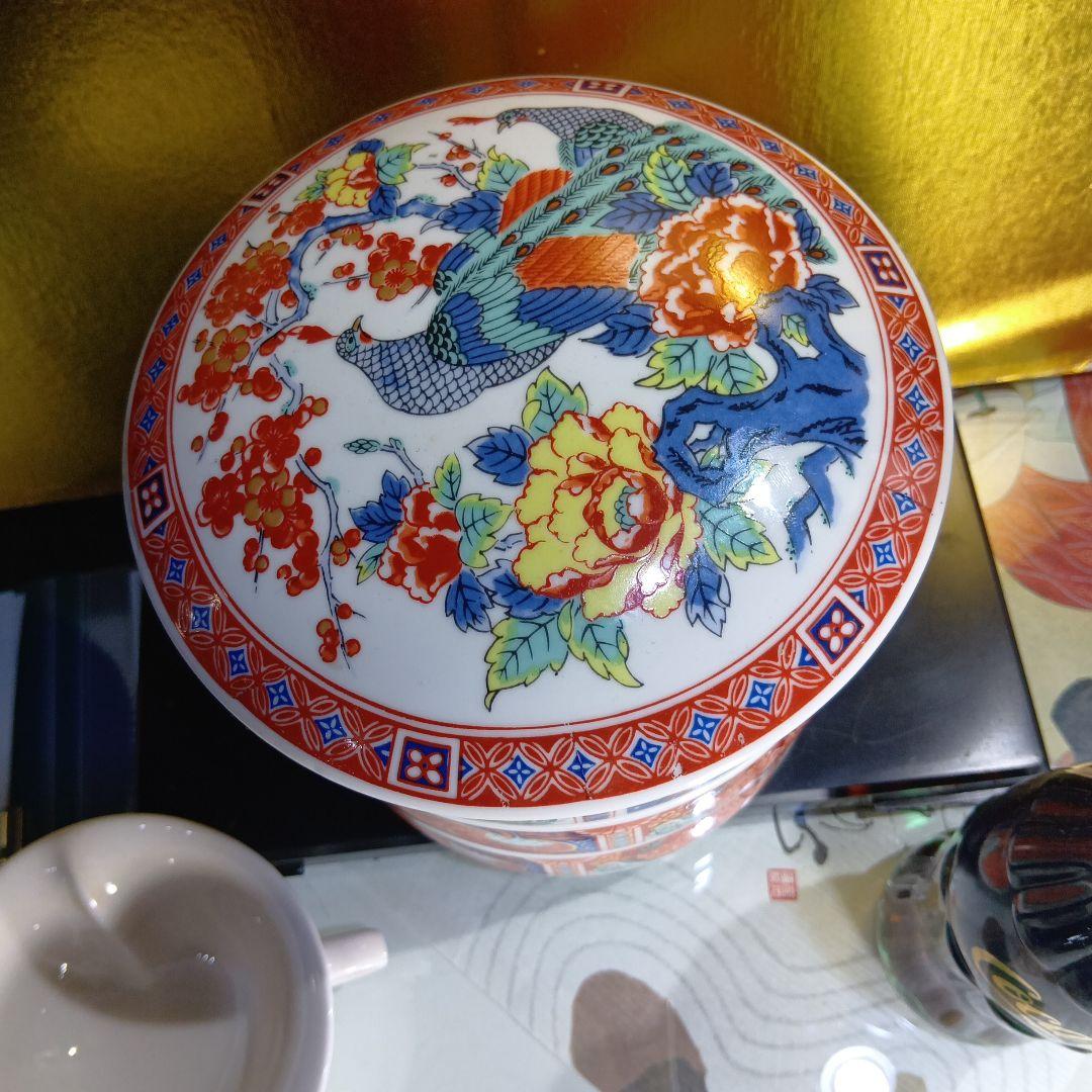 赤と青の花柄陶器3段重ね容器