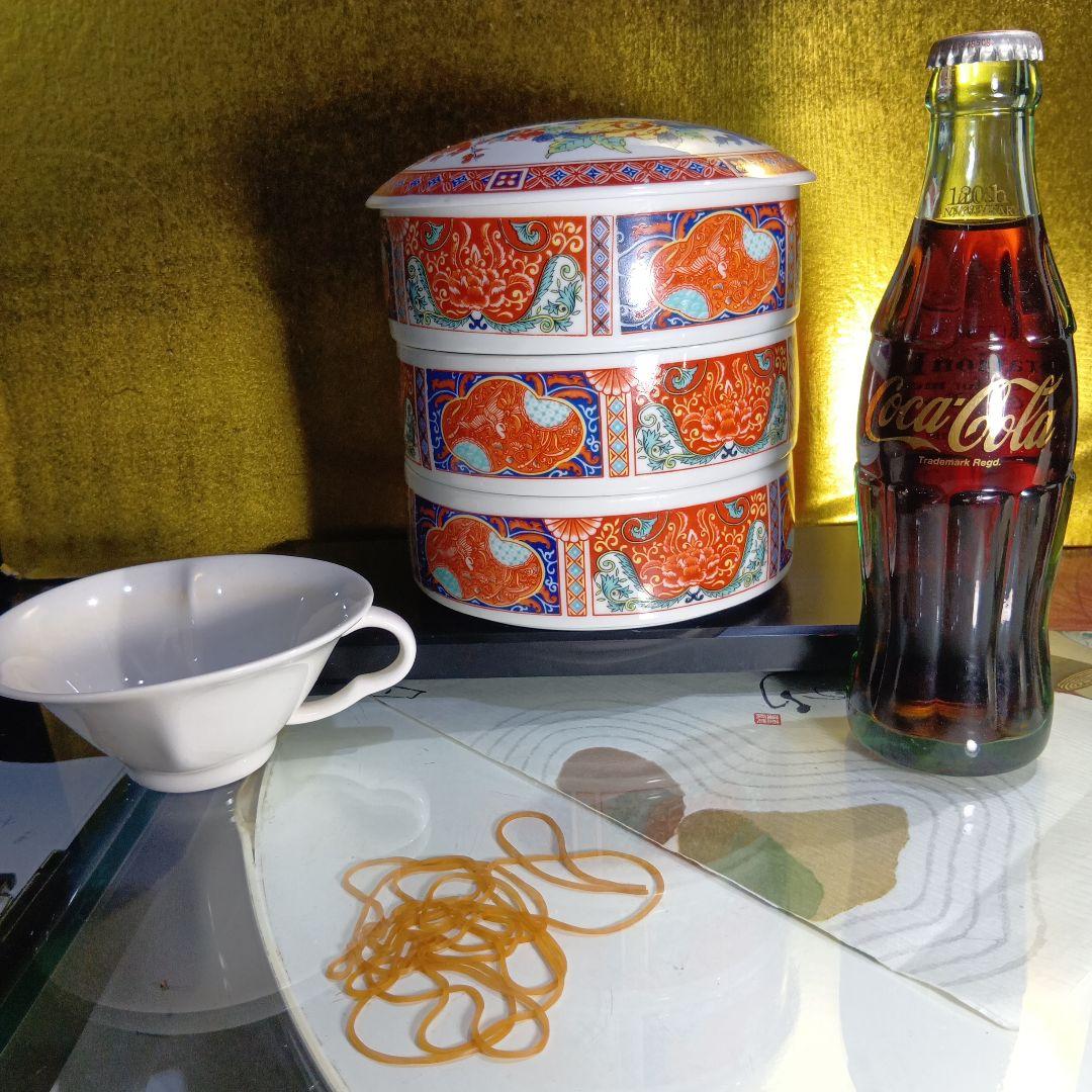 赤と青の花柄陶器3段重ね容器