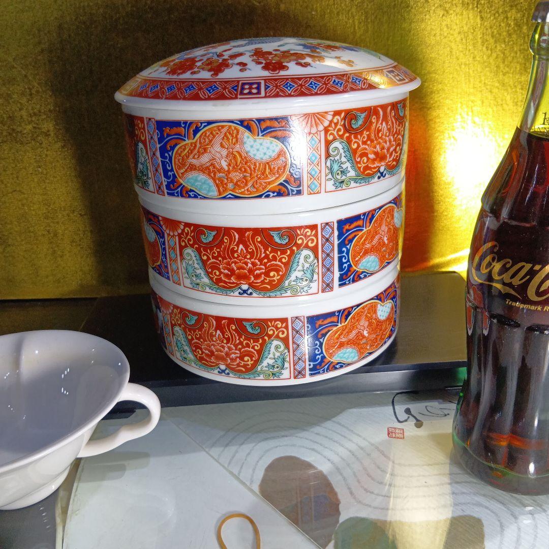 赤と青の花柄陶器3段重ね容器