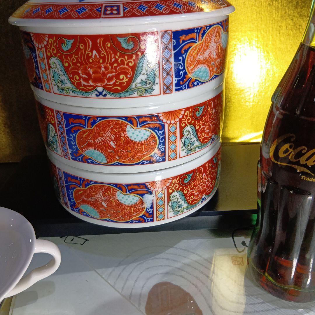 赤と青の花柄陶器3段重ね容器