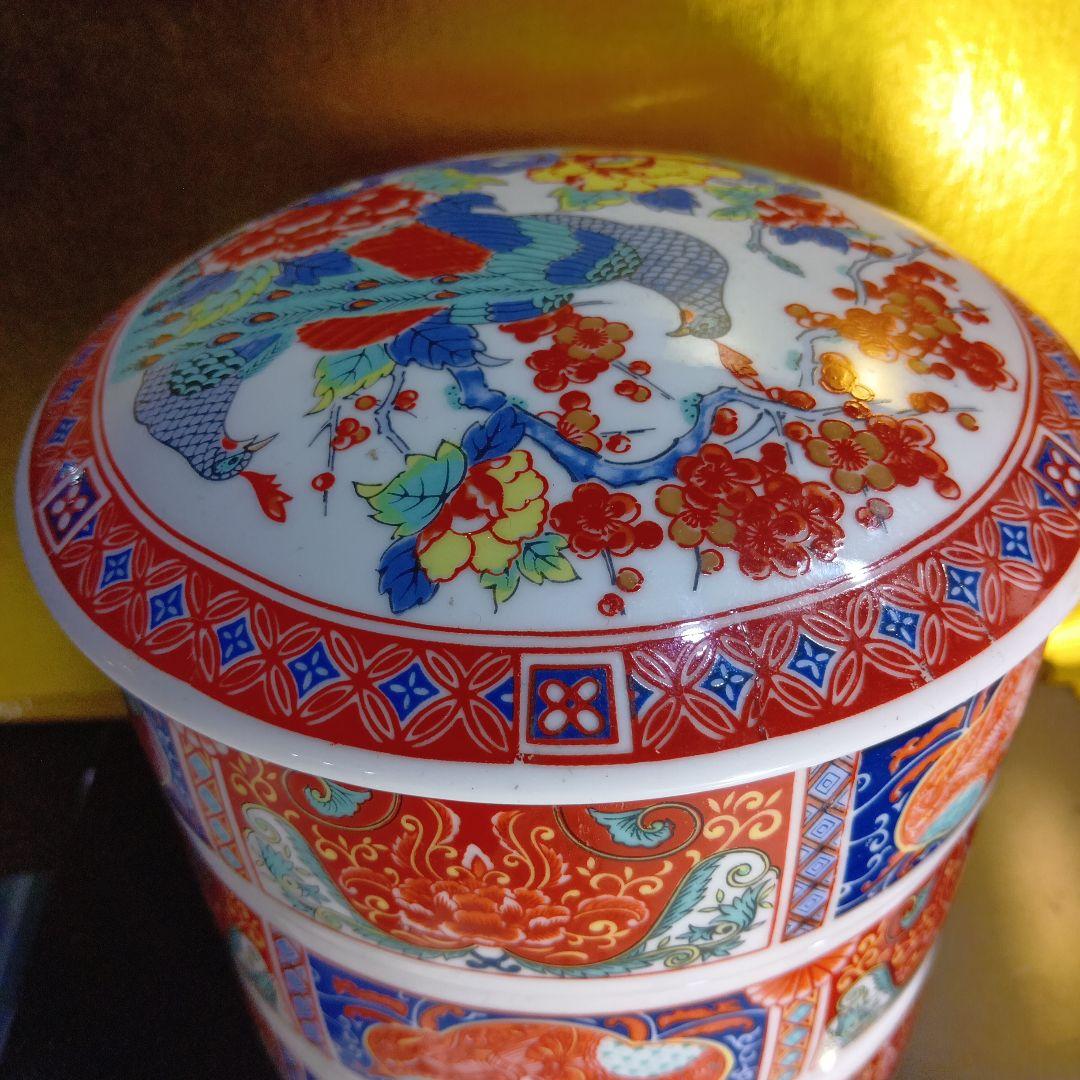 赤と青の花柄陶器3段重ね容器