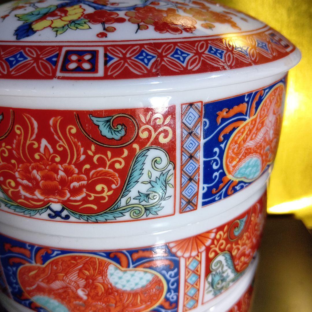 赤と青の花柄陶器3段重ね容器