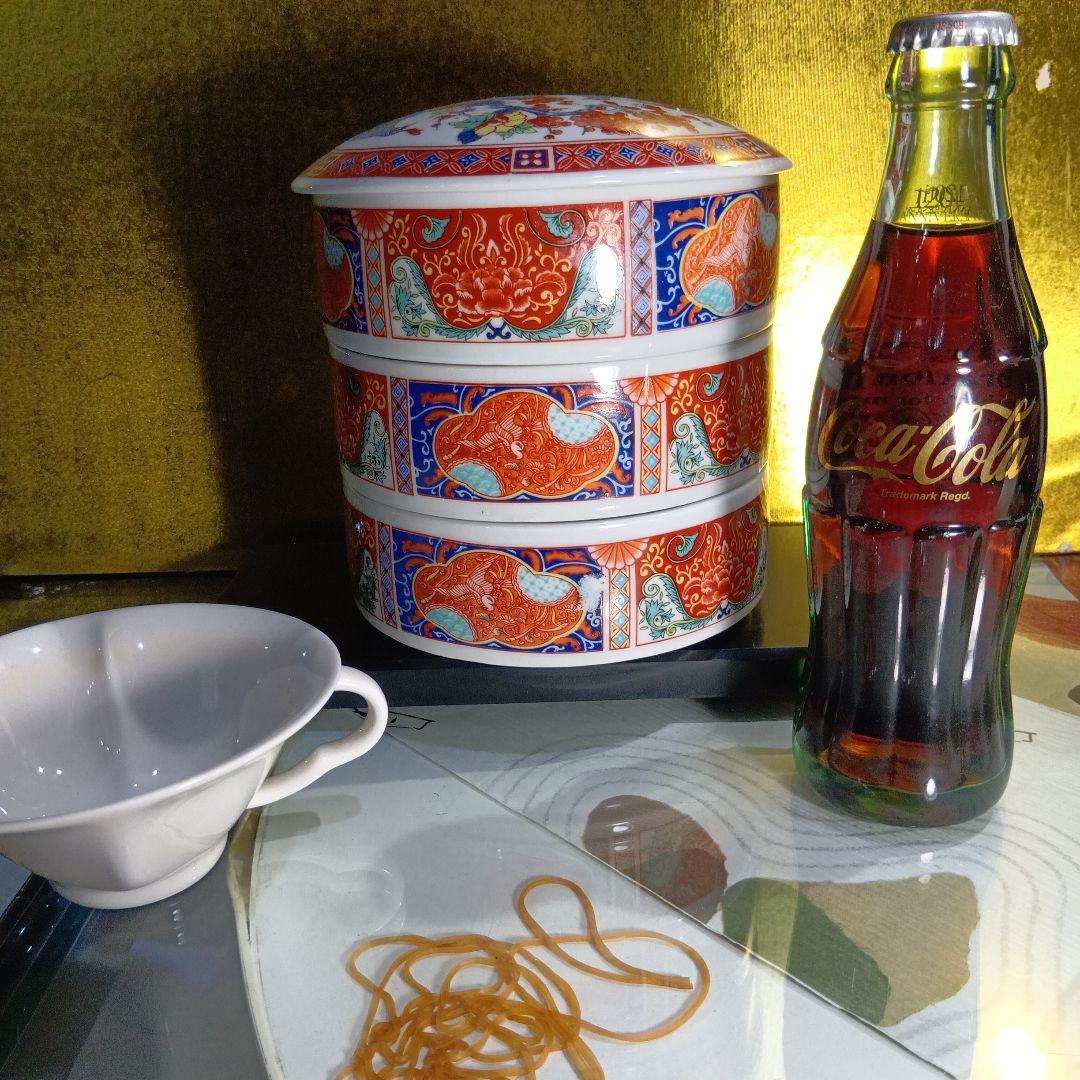 赤と青の花柄陶器3段重ね容器