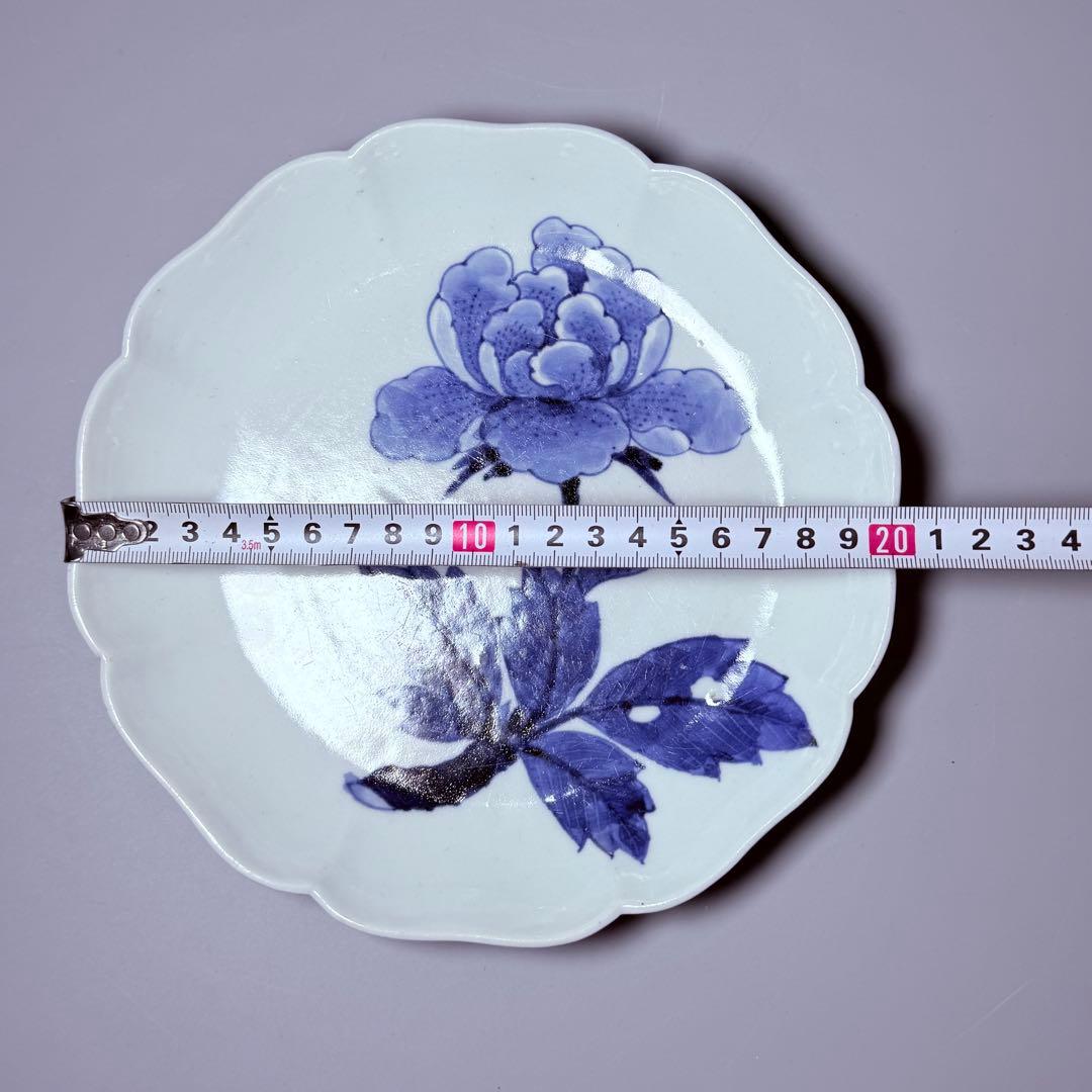 江戸期　古伊万里　染付牡丹文輪花形七寸皿　大明成化年製　裏七宝結文　古美術　桐箱