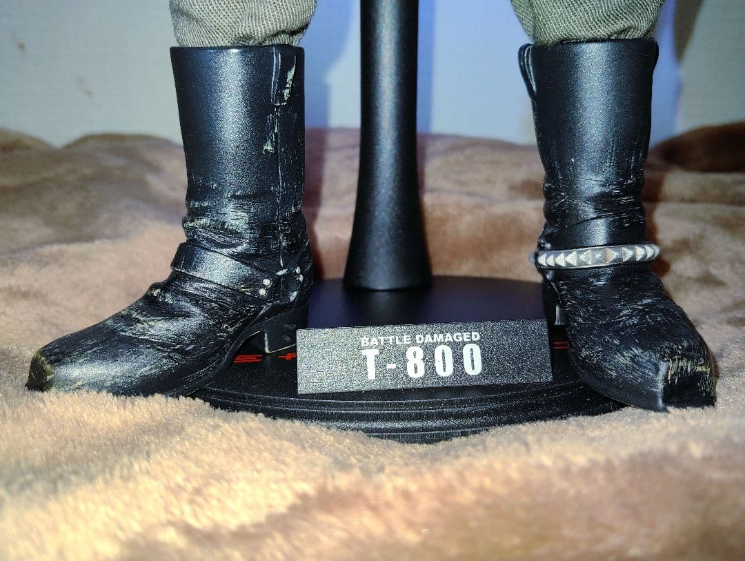 HOTToys社製1/6[T-800ヘッド無し衣装付き 素体＆専用スタンド付]