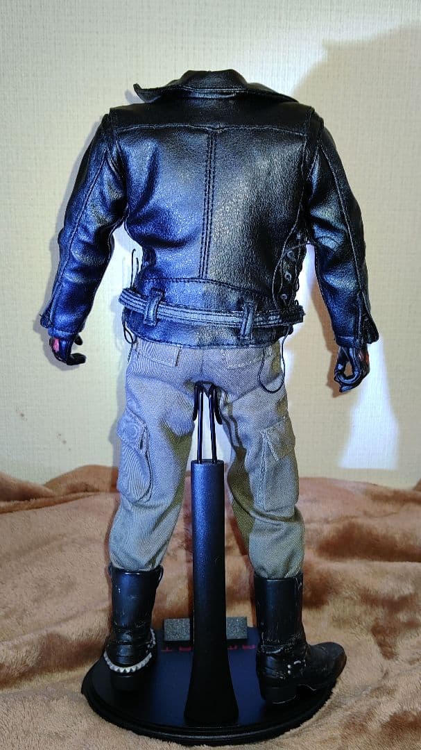 HOTToys社製1/6[T-800ヘッド無し衣装付き 素体＆専用スタンド付]