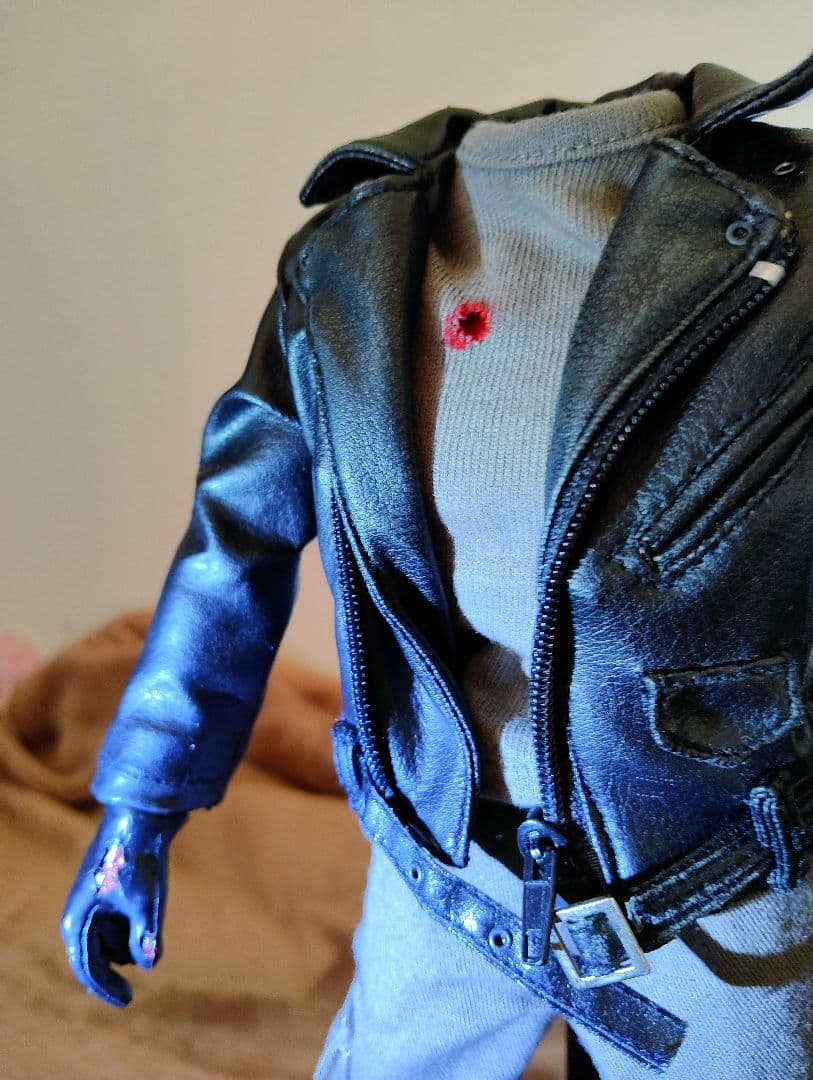 HOTToys社製1/6[T-800ヘッド無し衣装付き 素体＆専用スタンド付]