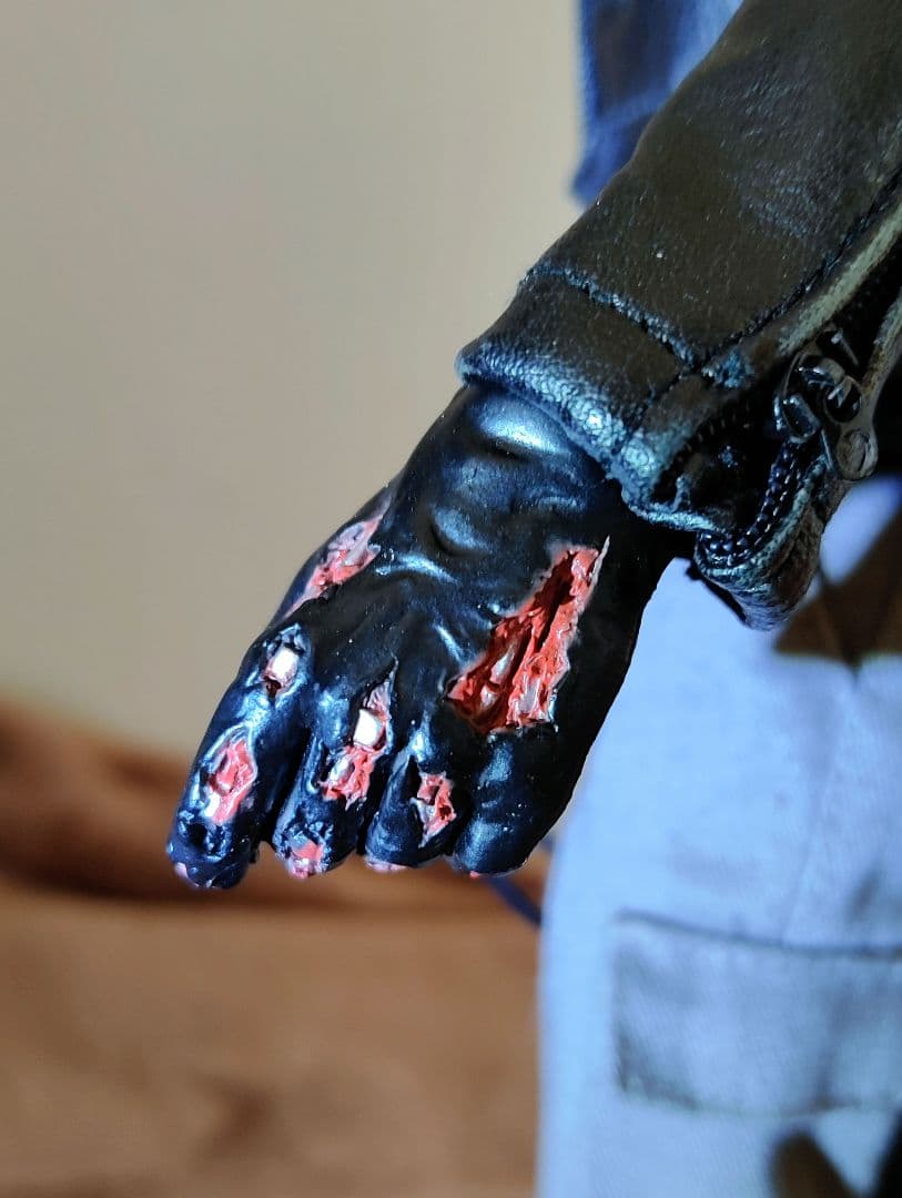 HOTToys社製1/6[T-800ヘッド無し衣装付き 素体＆専用スタンド付]