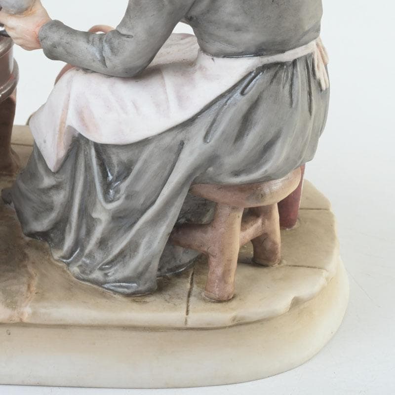 陶器人形　フィギュリン　青年と老婆　置物　C　9304A