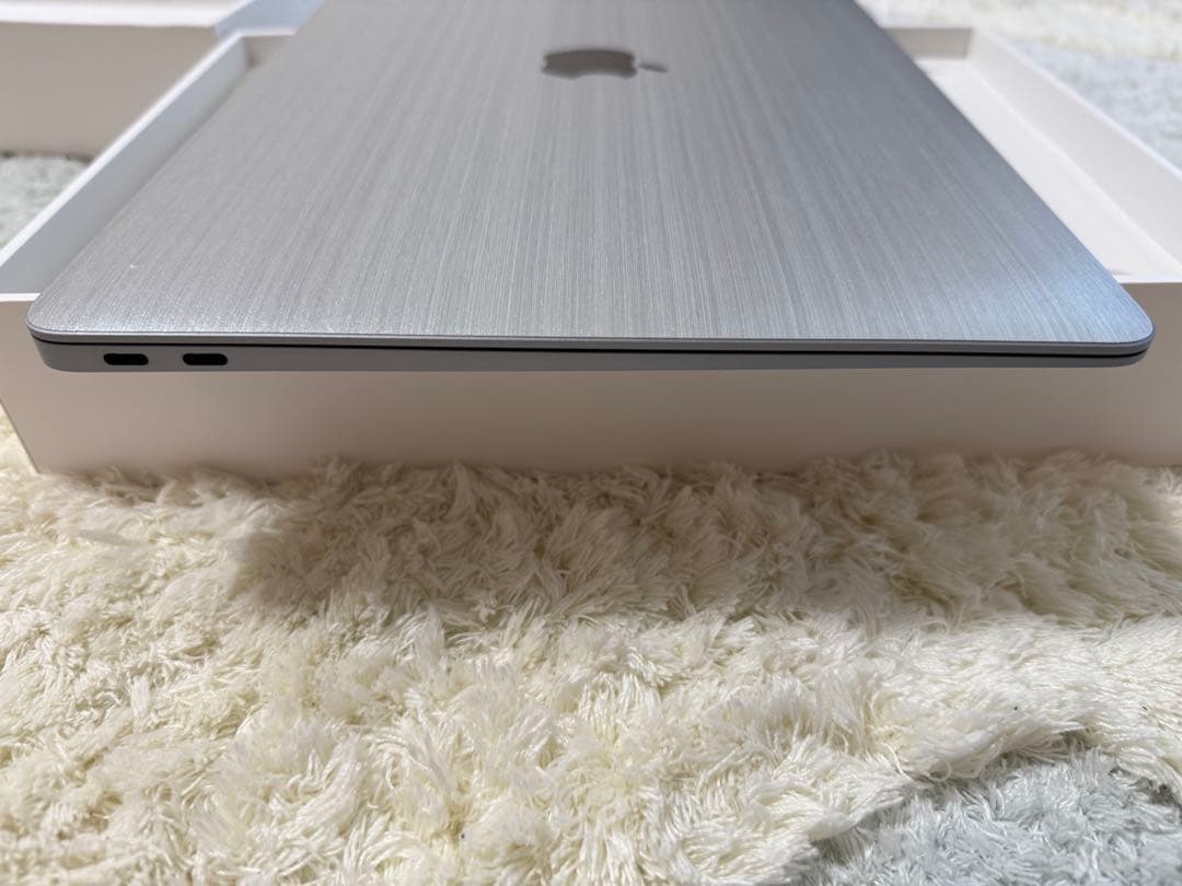 MacBook本体 Apple MacBook Air M1 16GB / 256GB