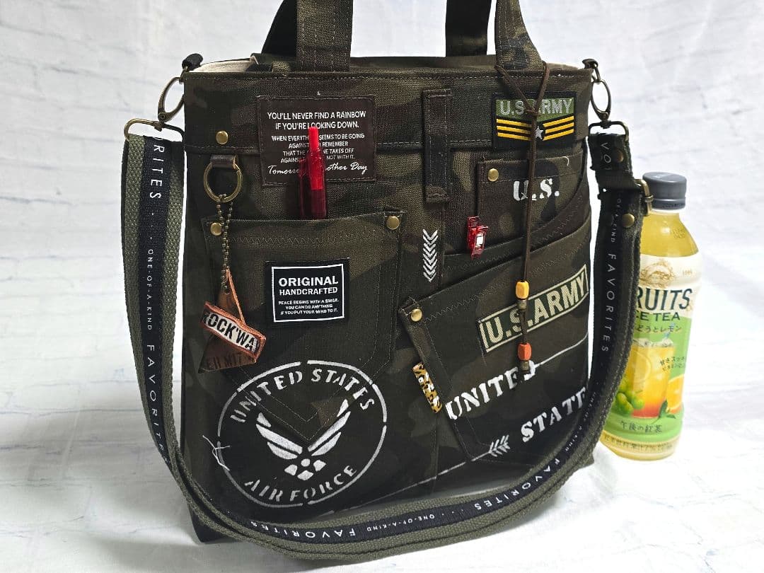 デニムリメイクトートバッグ 底板 ストラップ付き 迷彩 ファスナー付き