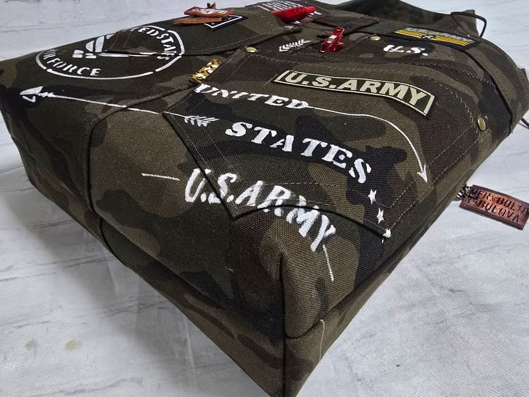 デニムリメイクトートバッグ 底板 ストラップ付き 迷彩 ファスナー付き