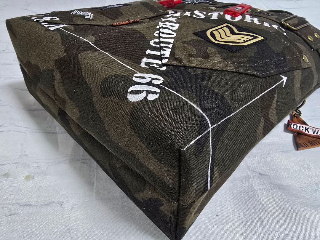 デニムリメイクトートバッグ 底板 ストラップ付き 迷彩 ファスナー付き