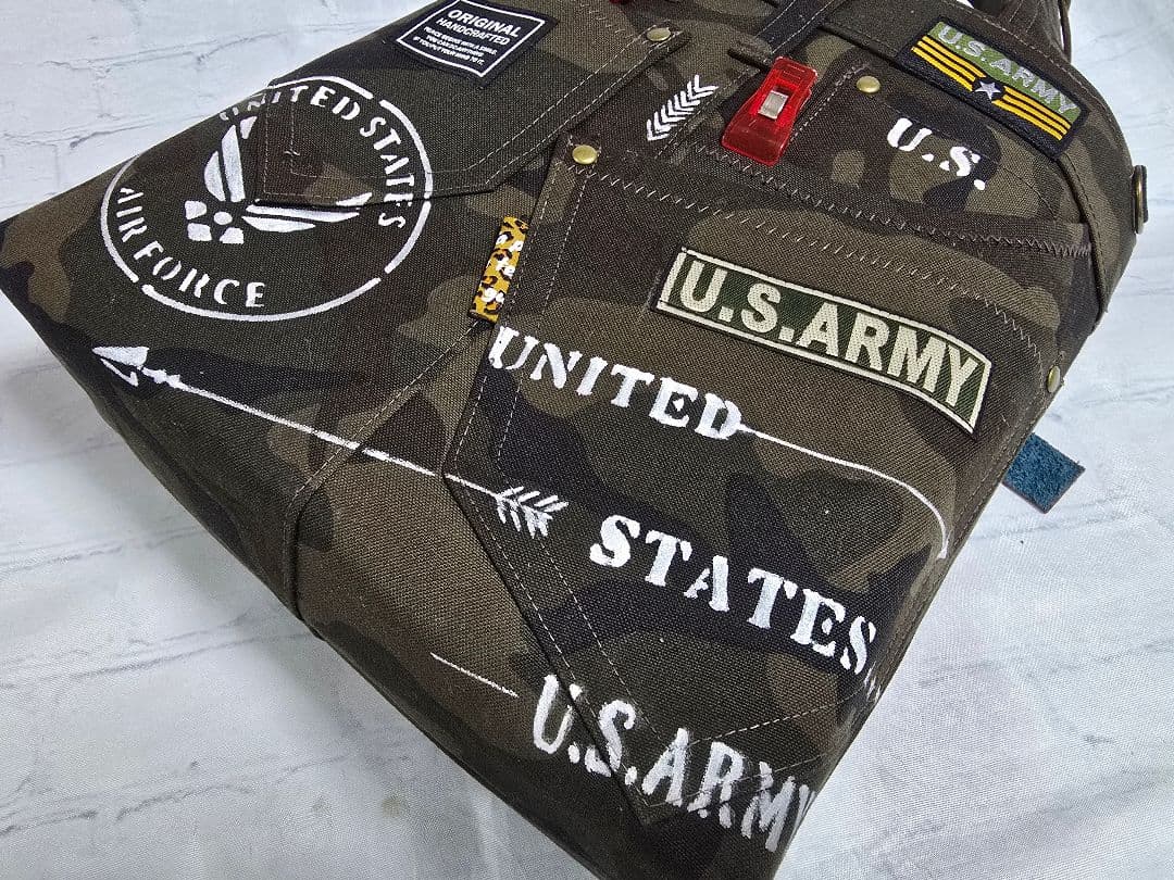 デニムリメイクトートバッグ 底板 ストラップ付き 迷彩 ファスナー付き