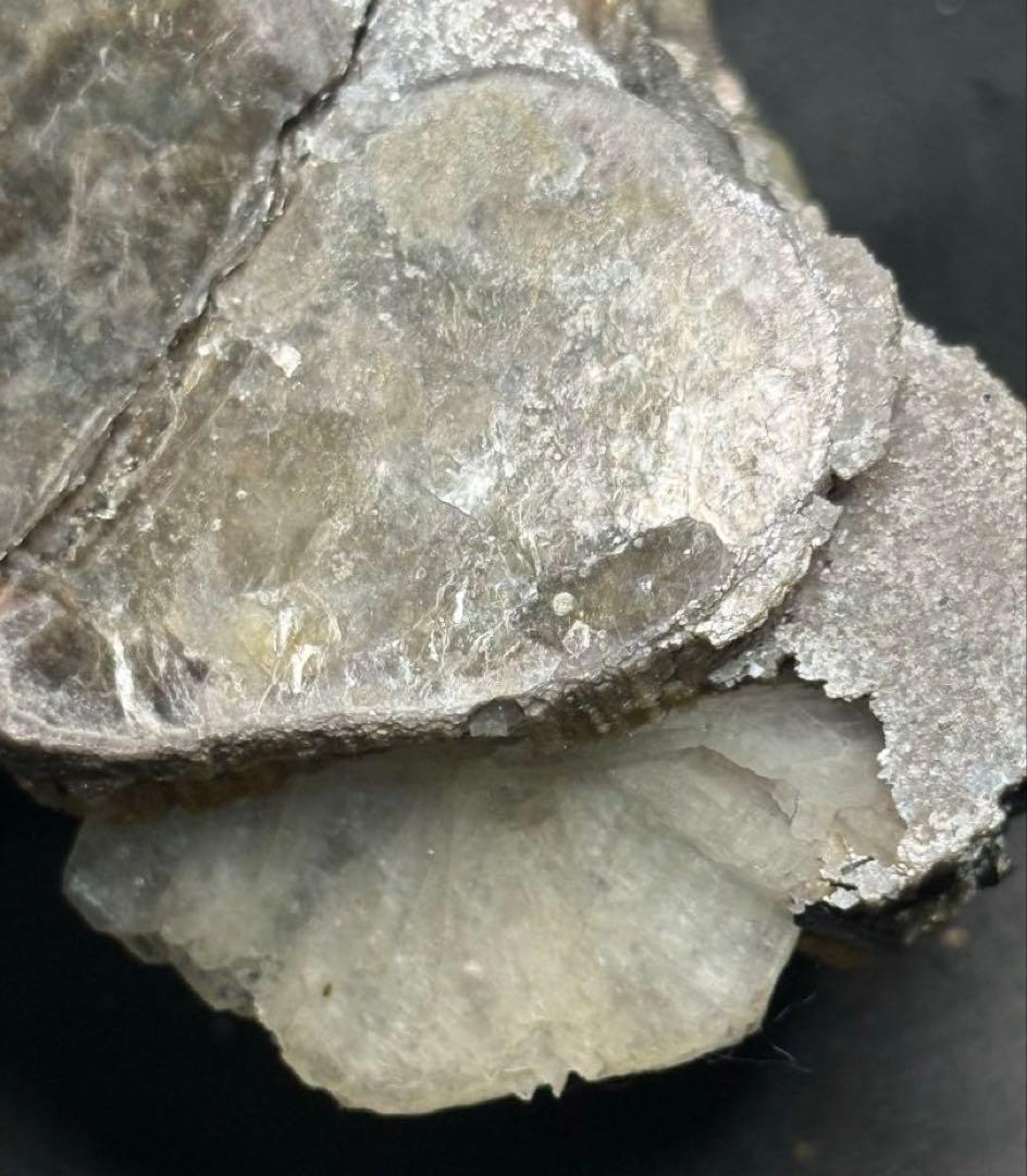 トルマリン（電気石）リシア雲母（レピドライト）、重晶石（バライト）の共生鉱物標本