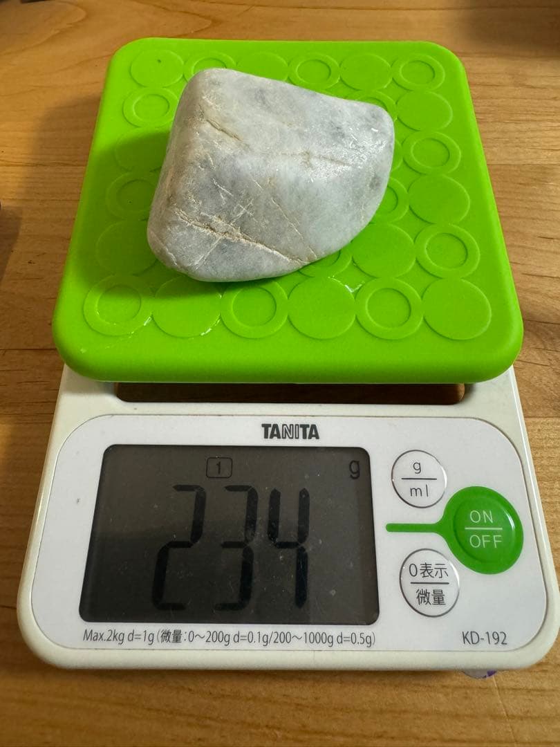 糸魚川翡翠　原石　234g