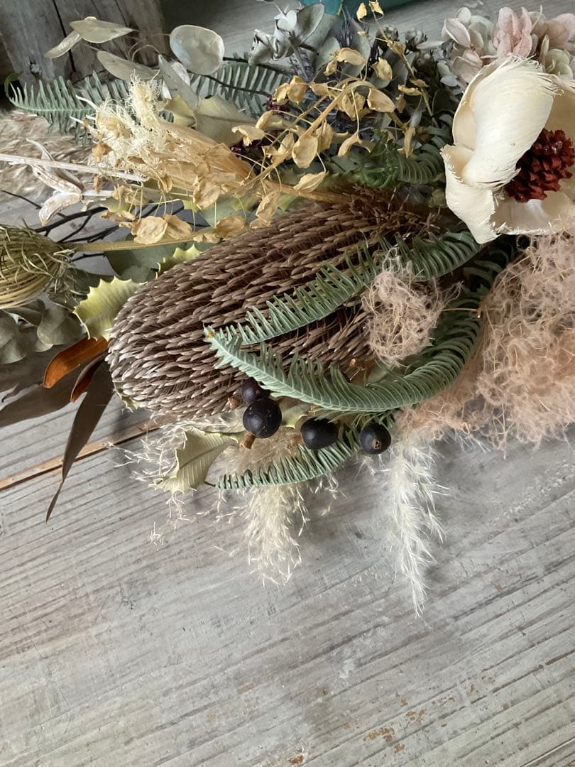 バンクシアメンジーシーとココフラワーの大人スワッグ