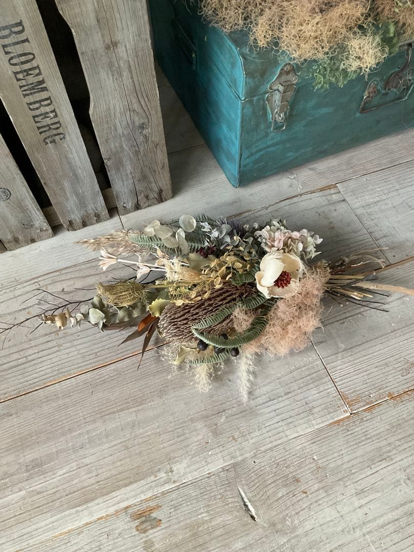 バンクシアメンジーシーとココフラワーの大人スワッグ