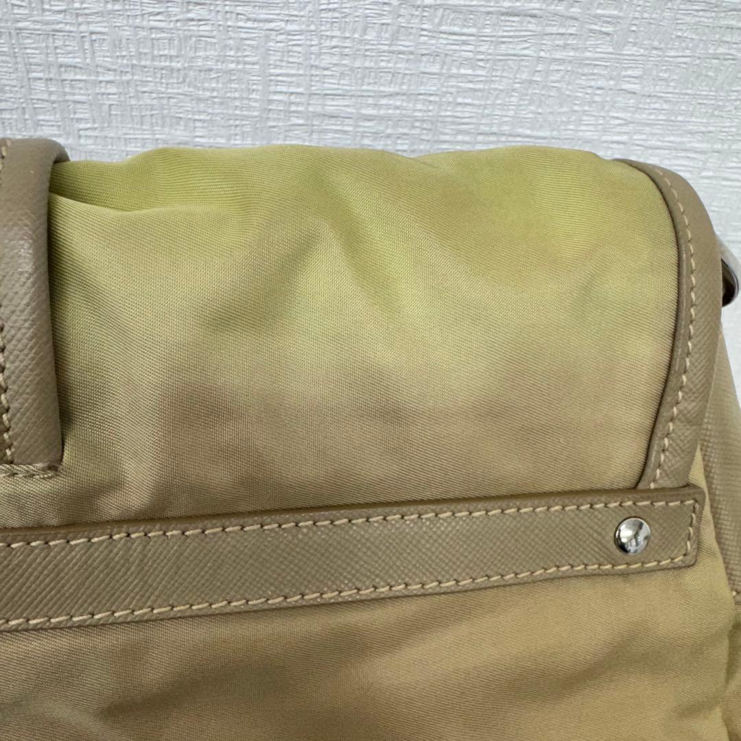 ✨PRADA✨プラダ✨ナイロン✨三角ロゴプレート✨ベージュ✨ショルダーバッグ✨