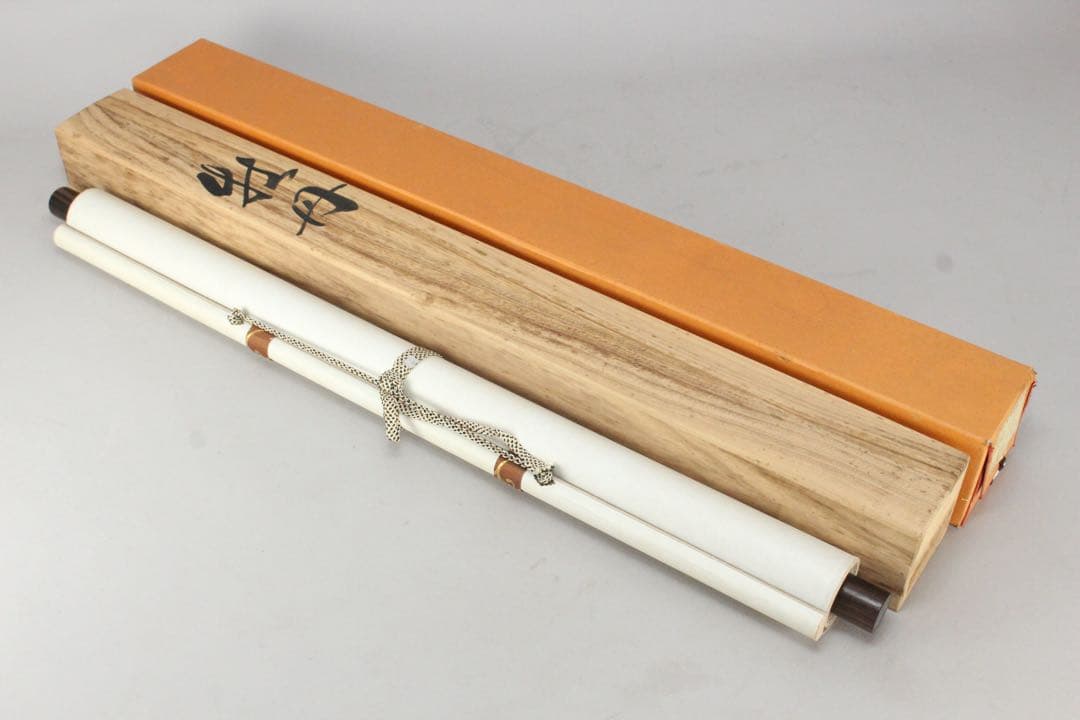 No5580 掛軸　在銘　春光　「牡丹」　絹本着色　共箱/畳箱　四季花　送料無料