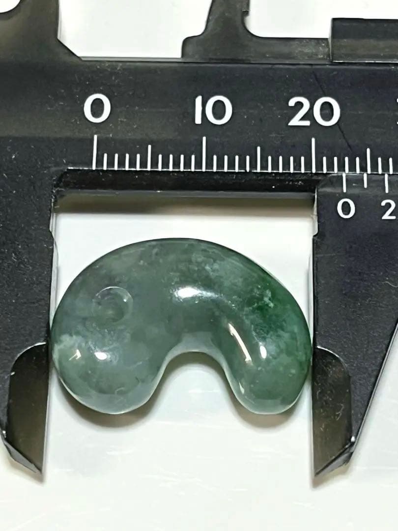【ラスト】糸魚川翡翠　勾玉　上質　オマケ付き