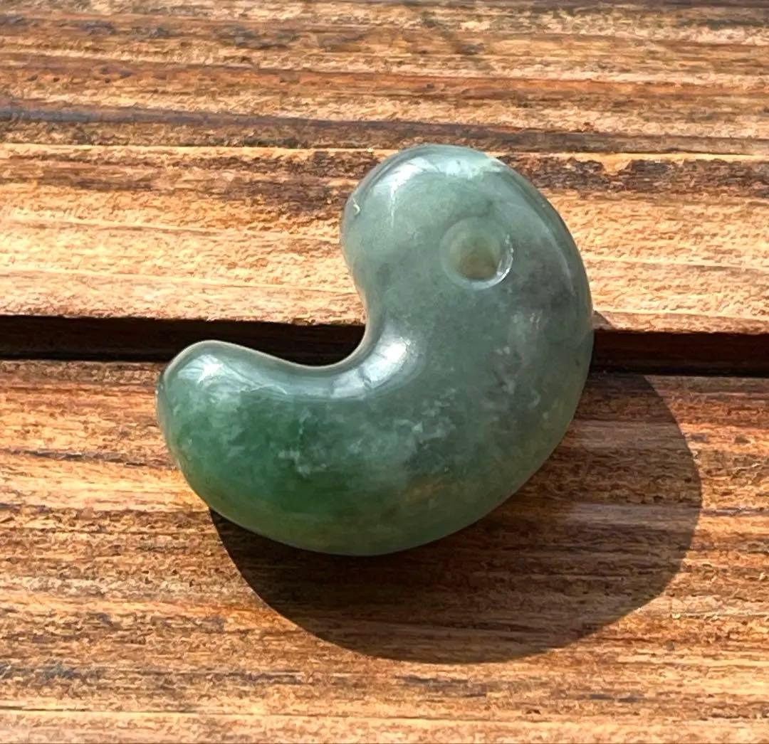 【ラスト】糸魚川翡翠　勾玉　上質　オマケ付き