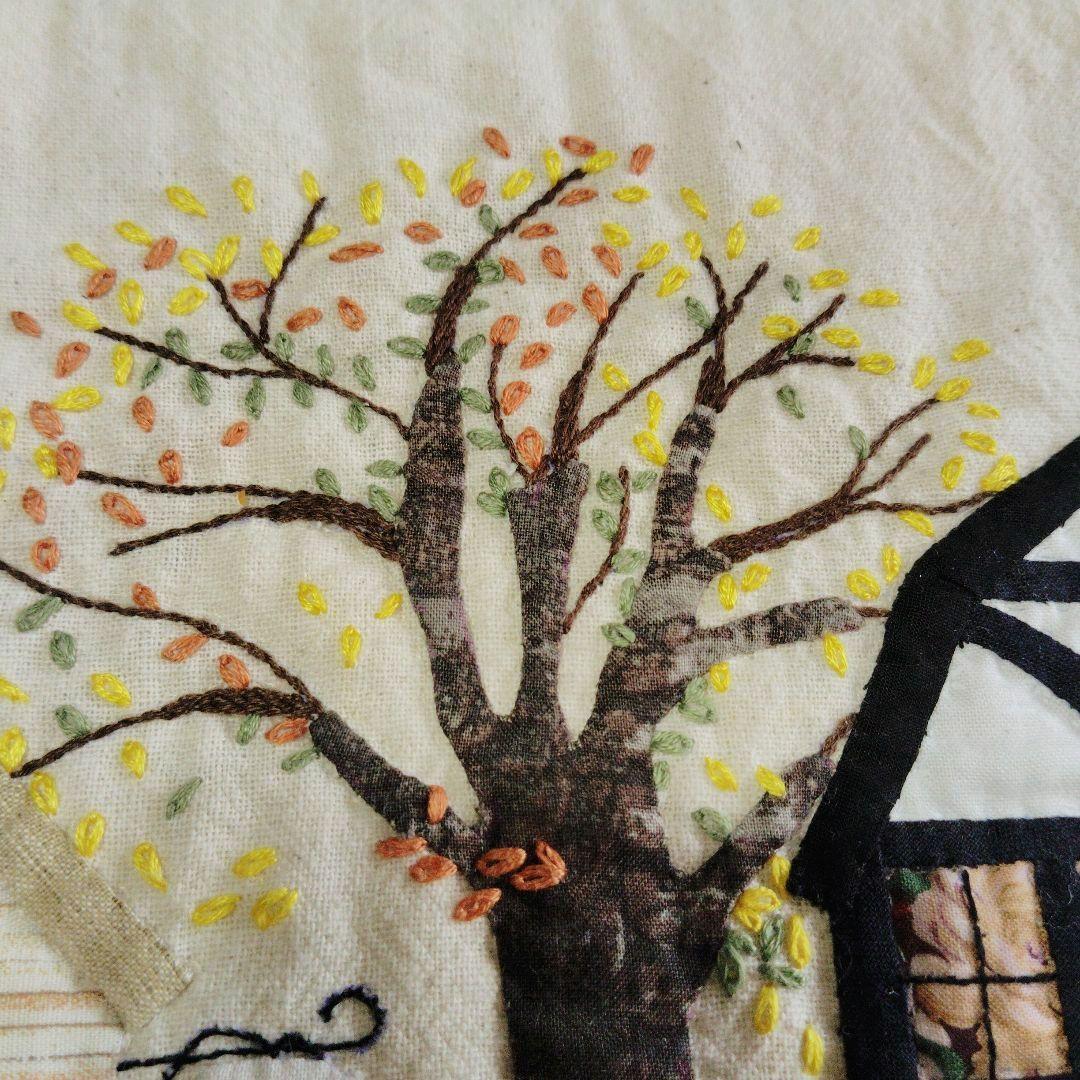 ハウスのパッチワークタペストリー【69】色づく街