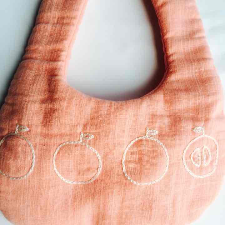 再販可能❀.(*´◡`*)❀.＊ふかふか刺繍スタイ＊りんご４つ＊